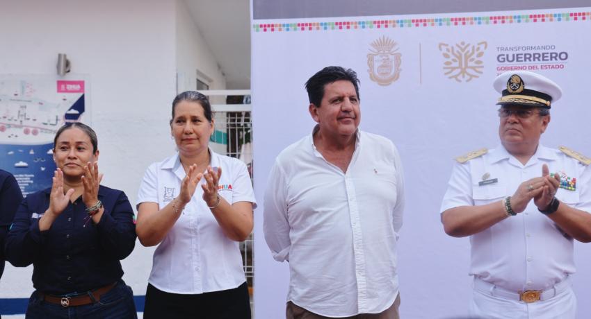 Lizette Tapia Castro arranca la obra de mejoramiento de imagen en el muelle de Zihuatanejo.