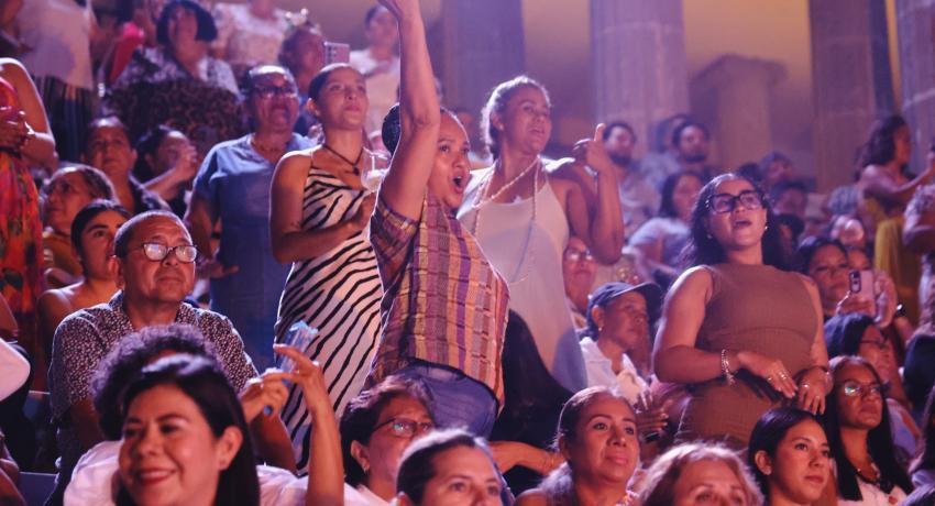 Noche de magia y calidad artística con la espectacular presentación de Isaveli Laina en el Partenón.