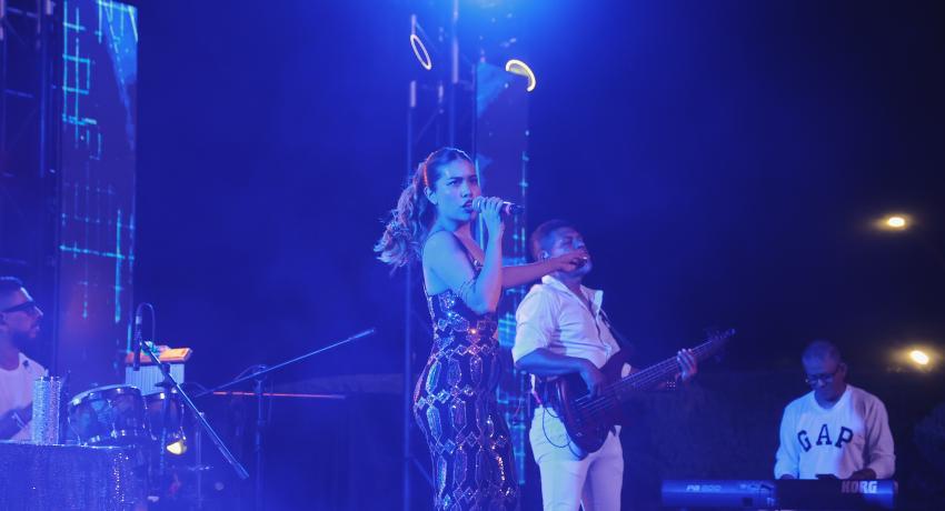 Noche de magia y calidad artística con la espectacular presentación de Isaveli Laina en el Partenón.