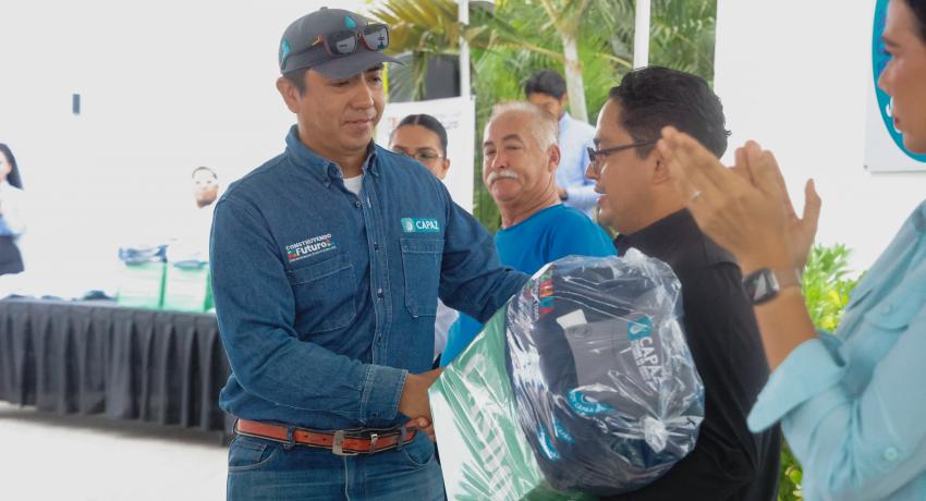 Gobierno de Lizette Tapia Castro dota de uniformes nuevos al personal de todas las áreas de la CAPAZ