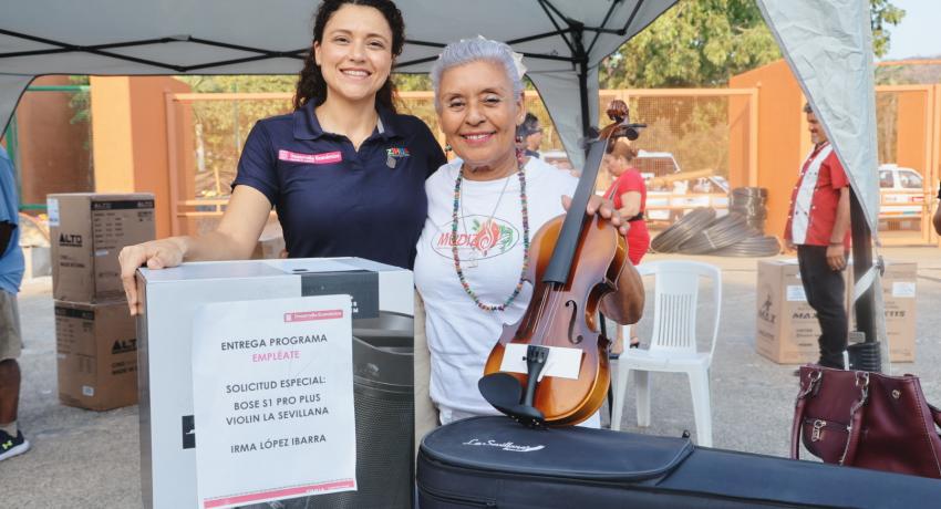 Nueva entrega de equipo a emprendedores dentro del programa “Empléate”.