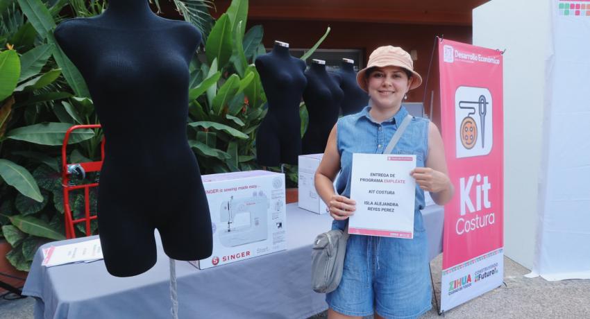 Nueva entrega de equipo a emprendedores dentro del programa “Empléate”.