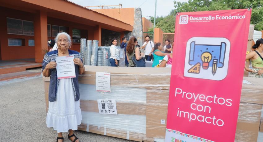 Nueva entrega de equipo a emprendedores dentro del programa “Empléate”.