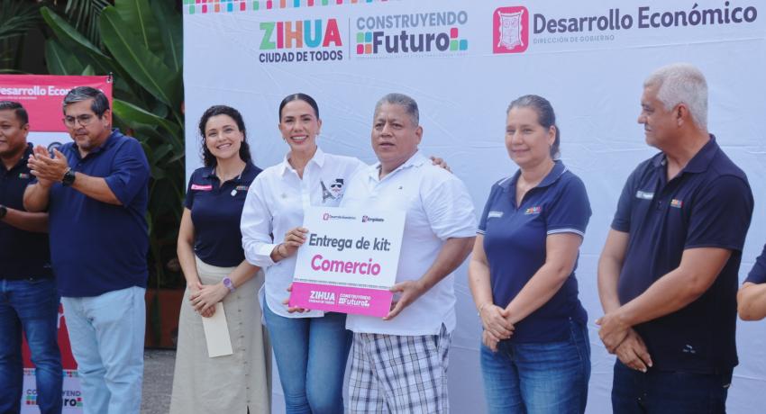 Nueva entrega de equipo a emprendedores dentro del programa “Empléate”.