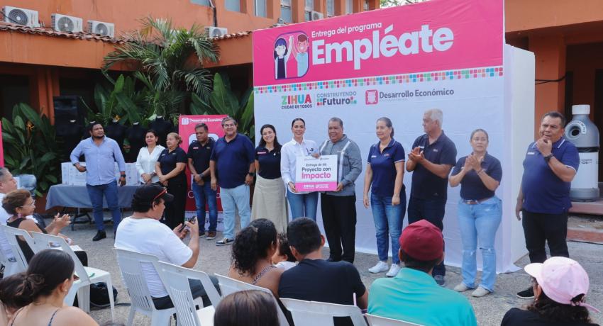 Nueva entrega de equipo a emprendedores dentro del programa “Empléate”.
