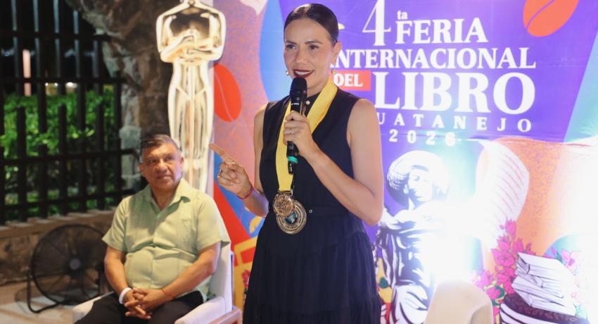 Se entrega el Premio al Máximo Orgullo Hispano - Feria Internacional del Libro Zihuatanejo 2026.