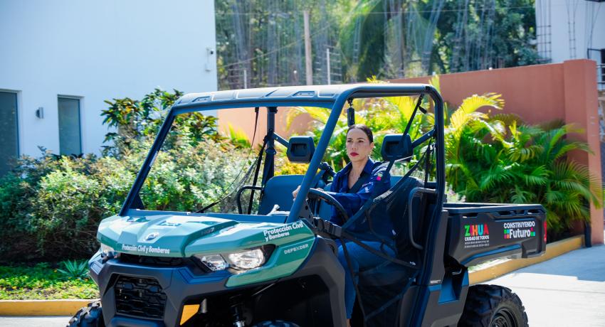 Lizette Tapia Castro refuerza con vehículos y uniformes a Protección Civil