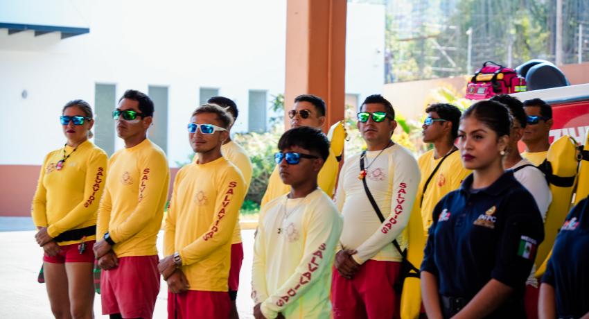 Lizette Tapia Castro refuerza con vehículos y uniformes a Protección Civil