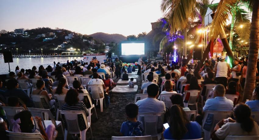 Gobierno de Zihuatanejo realiza función de Cine en la Playa.