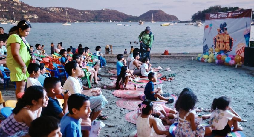 Gobierno de Zihuatanejo realiza función de Cine en la Playa.
