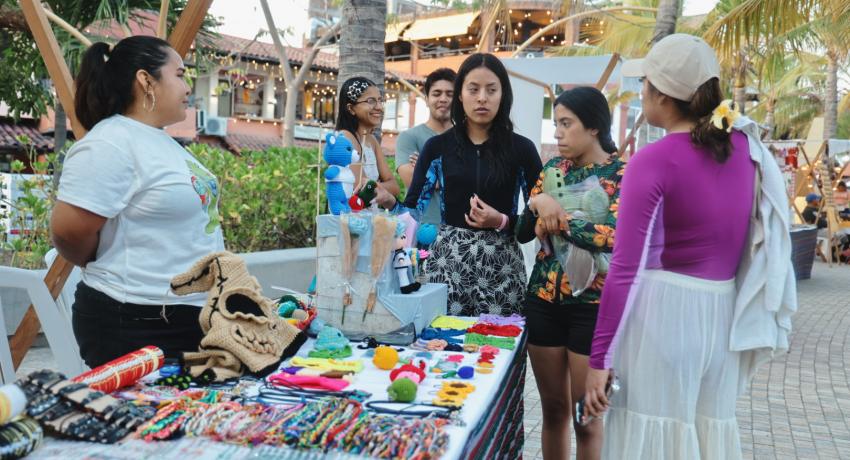 Tarde de música, baile y artesanías en el Festival de Semana Santa en Zihuatanejo 