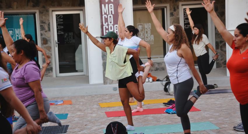 Clase de yoga en el Museo de Zihuatanejo.