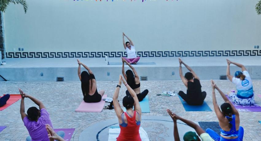 Clase de yoga en el Museo de Zihuatanejo.