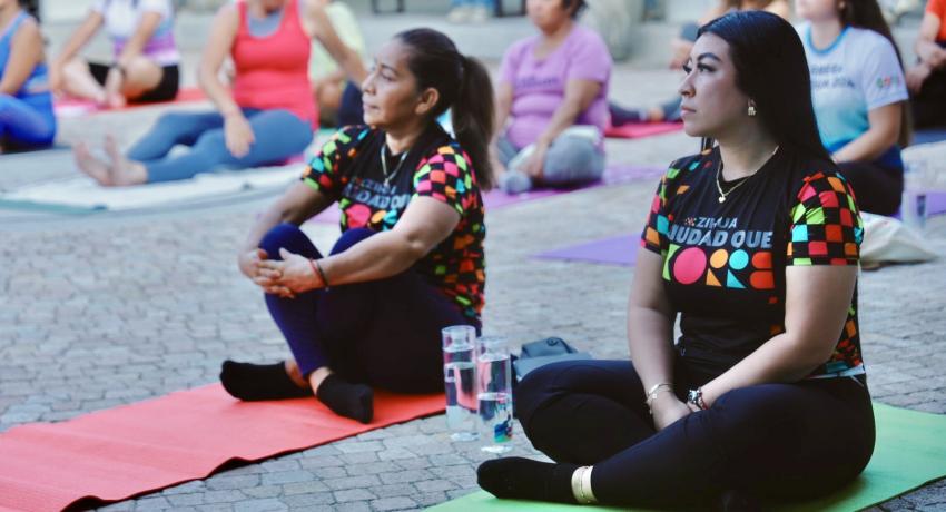 Clase de yoga en el Museo de Zihuatanejo.