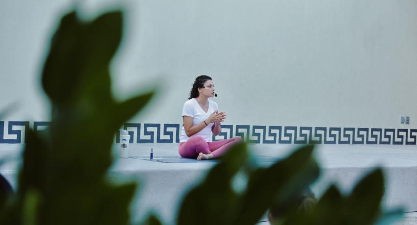 Clase de yoga en el Museo de Zihuatanejo.