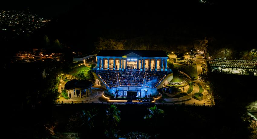 Noche de magia y calidad artística con la espectacular presentación de Isaveli Laina en el Partenón.