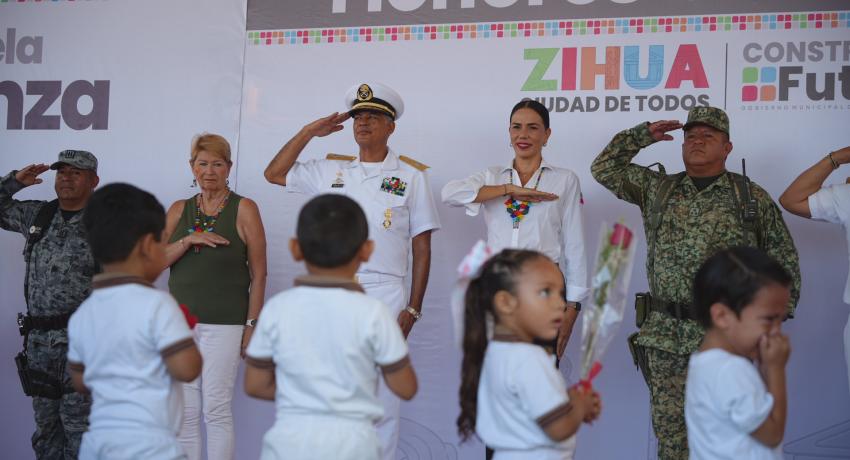 Presidenta Lizette Tapia Castro entrega techumbres nuevas en dos jardines de niños de la colonia Morelos