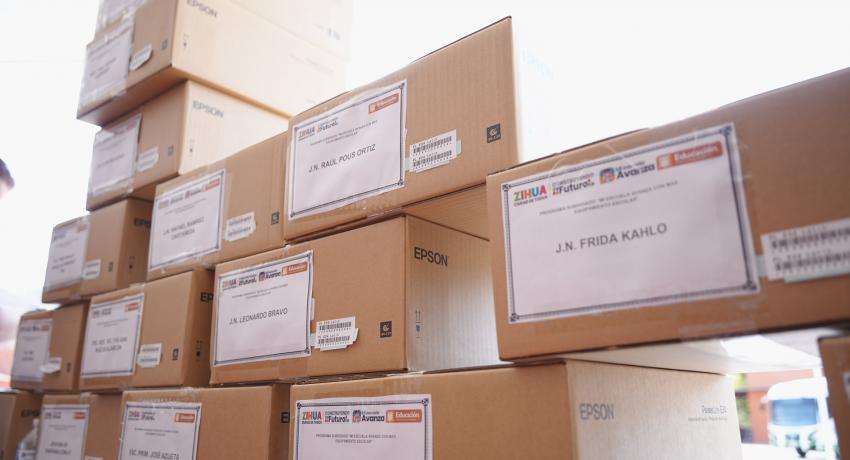 Presidenta Lizette Tapia Castro entrega más apoyos subsidiados en beneficio de varias escuelas