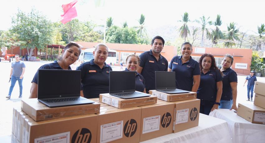 Presidenta Lizette Tapia Castro entrega más apoyos subsidiados en beneficio de varias escuelas