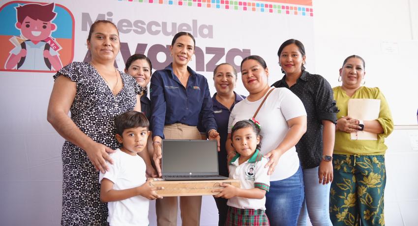 Presidenta Lizette Tapia Castro entrega más apoyos subsidiados en beneficio de varias escuelas