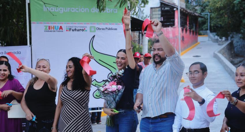 Lomas del Riscal recibe una nueva calle pavimentada.