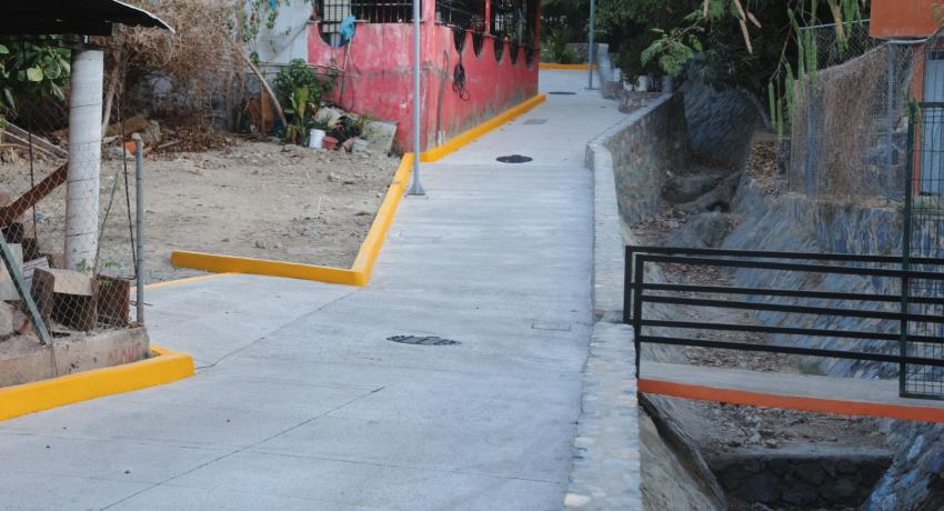 Lomas del Riscal recibe una nueva calle pavimentada.