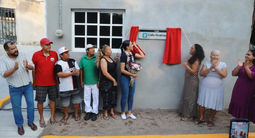 Lomas del Riscal recibe una nueva calle pavimentada.