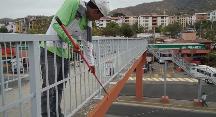 Gobierno de Zihuatanejo realiza remozamiento en puente peatonal de Infonavit El Hujal