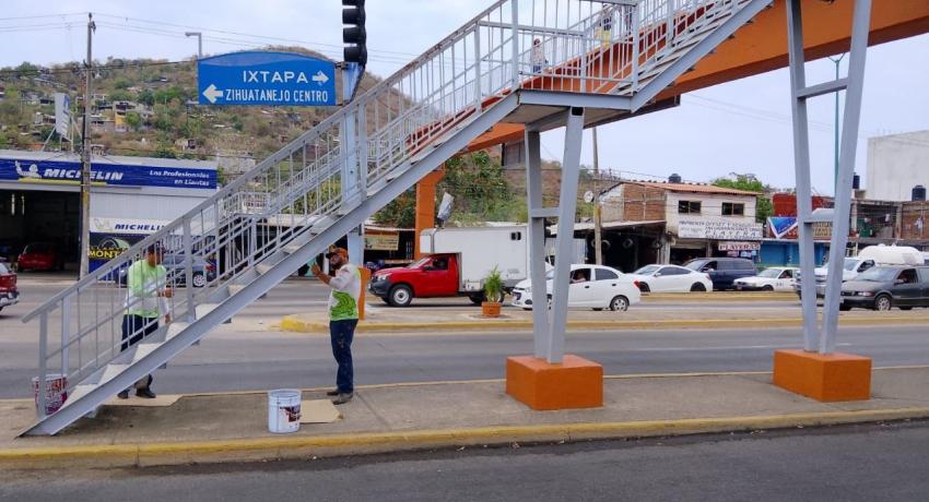 Gobierno de Zihuatanejo realiza remozamiento en puente peatonal de Infonavit El Hujal