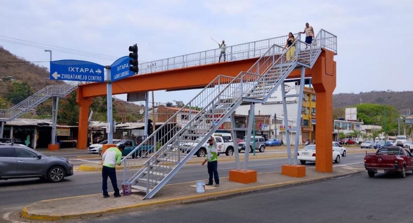 Gobierno de Zihuatanejo realiza remozamiento en puente peatonal de Infonavit El Hujal