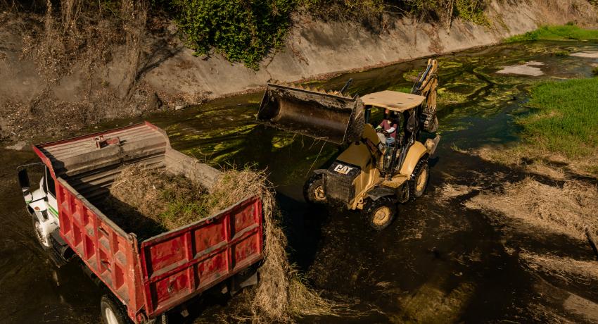 El Gobierno de Zihuatanejo avanza en los trabajos de retiro de cacharros y desazolve previo a la temporada de lluvias.