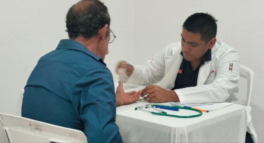 Brigadas de salud del gobierno municipal atienden comunidades de la sierra
