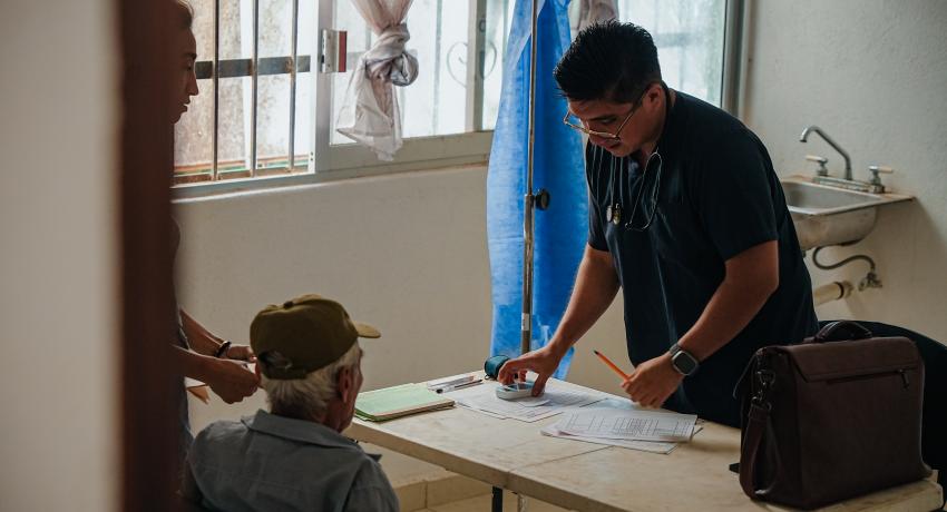 Brigadas de salud del gobierno municipal atienden comunidades de la sierra