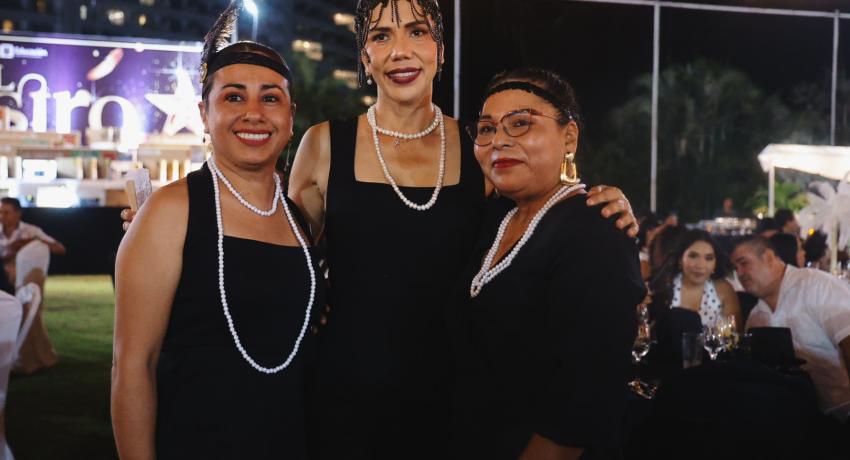 El Gobierno de Zihuatanejo festejó a maestras y maestros en su día.