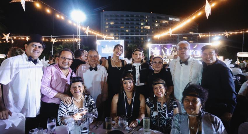 El Gobierno de Zihuatanejo festejó a maestras y maestros en su día.