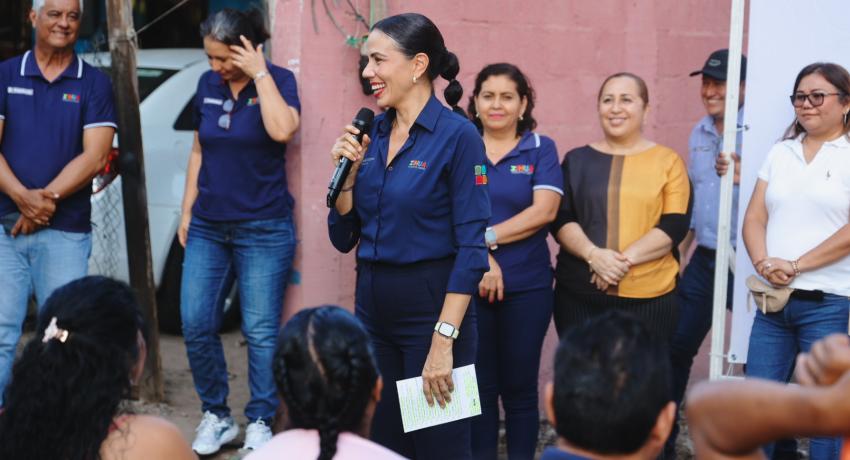 Lizette Tapia Castro da banderazo de arranque a la construcción de calle en Agua de Correa.