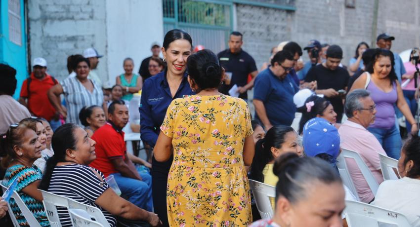 Lizette Tapia Castro da banderazo de arranque a la construcción de calle en Agua de Correa.