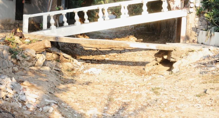 Lizette Tapia Castro da banderazo de arranque a la construcción de calle en Agua de Correa.