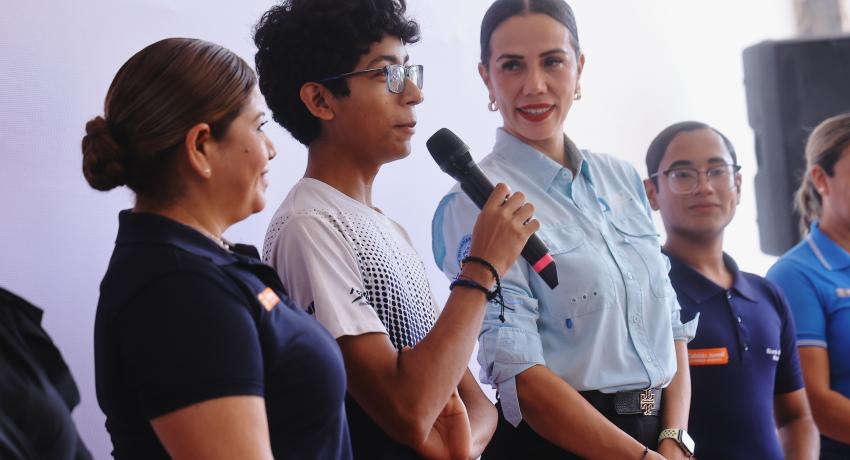Presidenta Lizette Tapia Castro entrega las primeras 50 laptops subsidiadas a estudiantes de Zihuatanejo