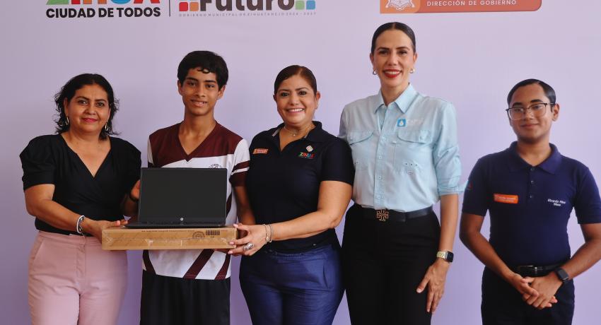 Presidenta Lizette Tapia Castro entrega las primeras 50 laptops subsidiadas a estudiantes de Zihuatanejo
