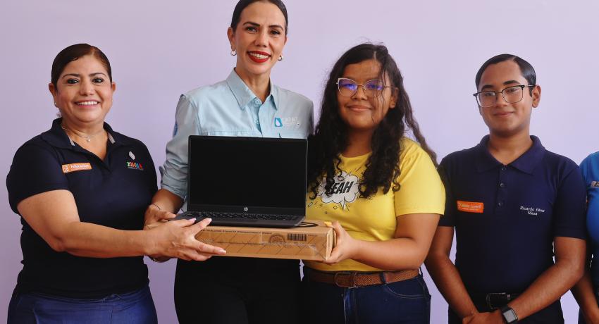 Presidenta Lizette Tapia Castro entrega las primeras 50 laptops subsidiadas a estudiantes de Zihuatanejo