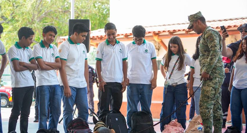 Programa del gobierno de Zihuatanejo “Un Día con el Policía” atrae a estudiantes de secundaria y medio superior