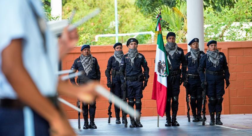 Programa del gobierno de Zihuatanejo “Un Día con el Policía” atrae a estudiantes de secundaria y medio superior