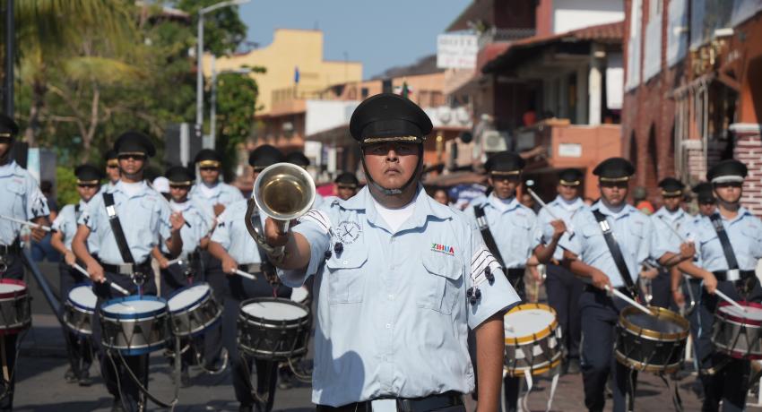 El desfile del 01 de mayo fue encabezado por la alcaldesa Liz Tapia Castro