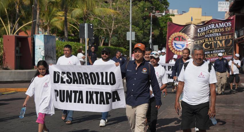 El desfile del 01 de mayo fue encabezado por la alcaldesa Liz Tapia Castro