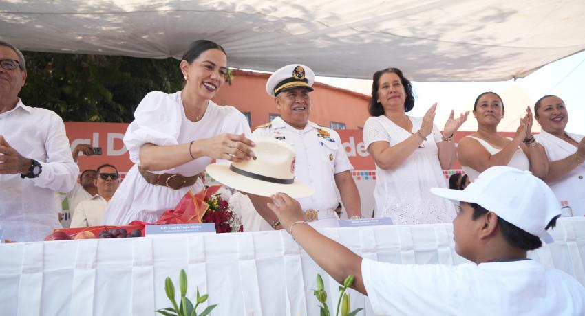 El desfile del 01 de mayo fue encabezado por la alcaldesa Liz Tapia Castro