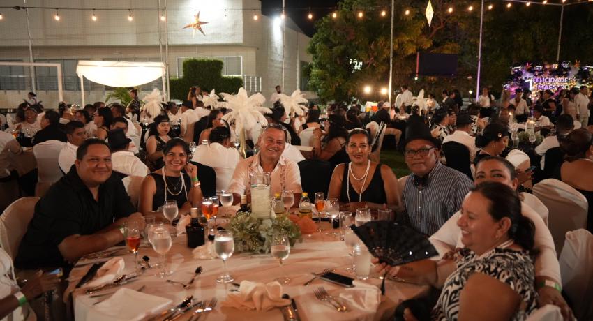 El Gobierno de Zihuatanejo festejó a maestras y maestros en su día.