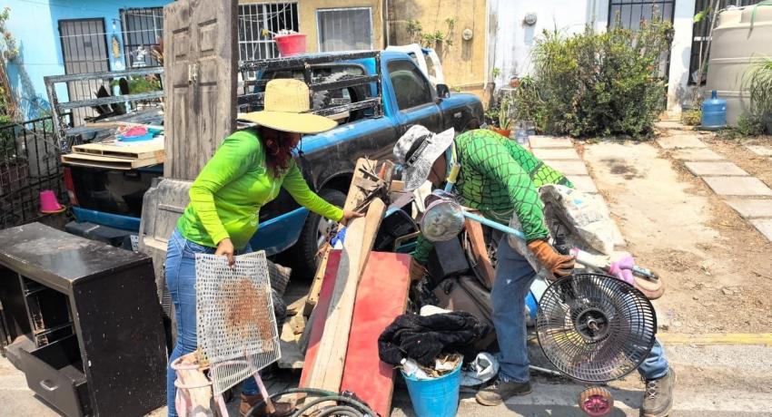 El Gobierno de Zihuatanejo avanza en los trabajos de retiro de cacharros y desazolve previo a la temporada de lluvias.