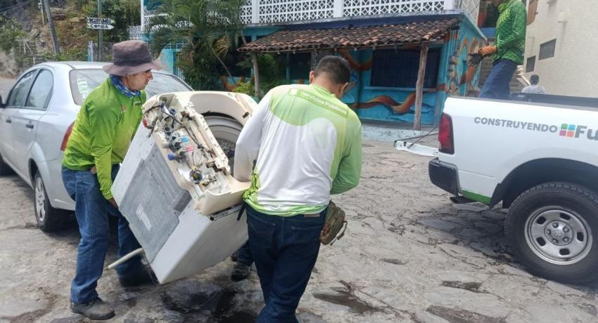 El Gobierno de Zihuatanejo avanza en los trabajos de retiro de cacharros y desazolve previo a la temporada de lluvias.