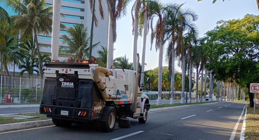 Dirección de Servicios Públicos realiza trabajos de limpieza y mantenimiento en la zona hotelera de Ixtapa